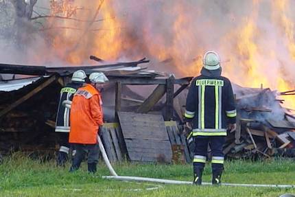 Brand eines Holzlagers Am Hundsruck in Teisnach